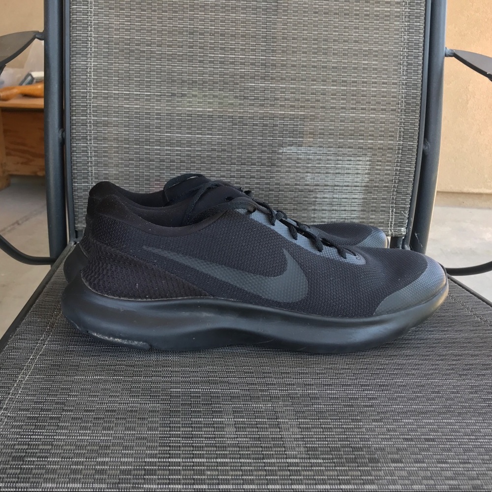 All black nike shoes